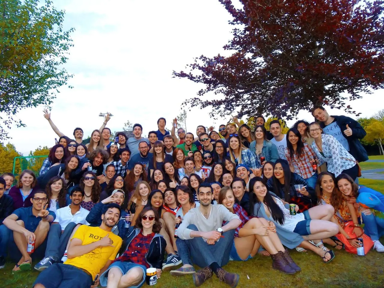 Gran grupo de nomadas digitales reunidos al aire libre en un encuentro de la comunidad Tursi Digital Nomads